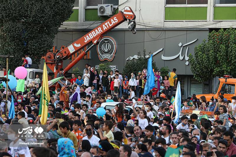  حضور پرشور مردم تهران در مهمانی 10 کیلومتری عید غدیر-میدان ولیعصر(عج) تهران