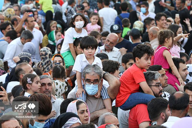 حضور کودکان و نوجوانان در مهمانی 10 کیلومتری عید غدیر-خیابان  ولیعصر(عج)تهران