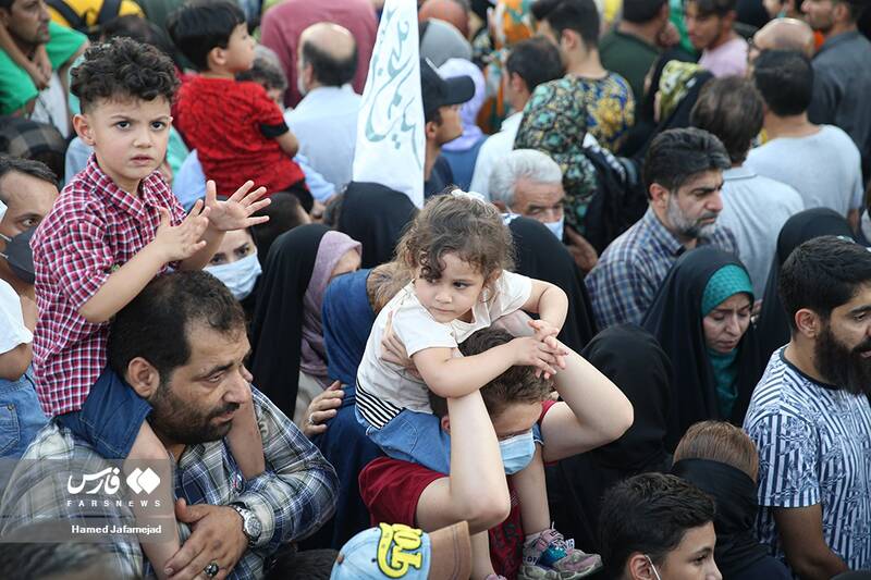 حضور کودکان و نوجوانان در مهمانی 10 کیلومتری عید غدیر-خیابان  ولیعصر(عج)