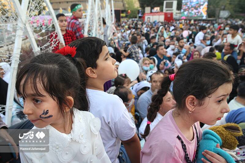 حضور کودکان و نوجوانان در مهمانی 10 کیلومتری عید غدیر-خیابان  ولیعصر(عج)