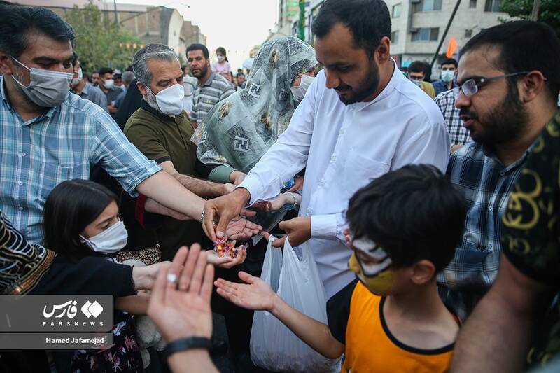 پخش شکلات در حاشیه مهمانی 10 کیلومتری مردم تهران بمناسبت عید غدیر 