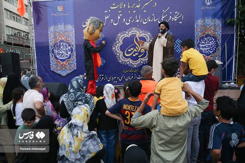 اجرای قصه های مذهبی برای کودکان در حاشیه مهمانی 10 کیلومتری مردم تهران