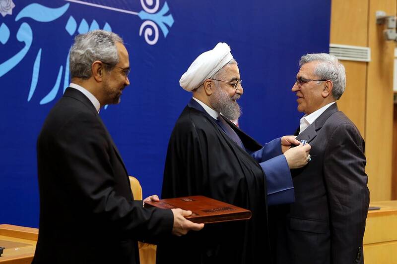روحانی(تیر ۹۴) : همه تحریمها در دی ۹۴ بالمره لغو میشود و نه تعلیق/ روحانی(تیر ۱۴۰۱) : نگذاشتند تحریمها در اسفند ۹۹ لغو شود!