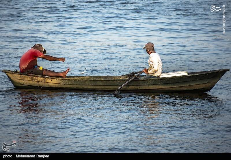 عکس/ ماهیگیری در پارک ساحلی بندر انزلی