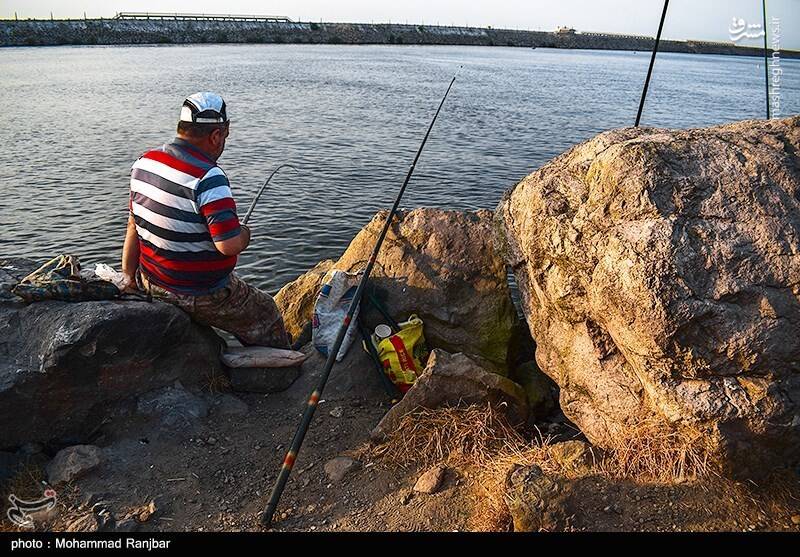 عکس/ ماهیگیری در پارک ساحلی بندر انزلی