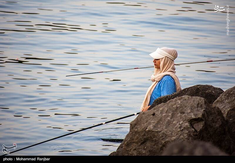 عکس/ ماهیگیری در پارک ساحلی بندر انزلی