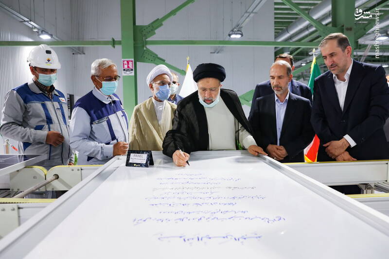 با هر امری که امور مردم را دچار وقفه کند، مبارزه میکنیم/ افتتاح بزرگترین خط تولید پنلهای خورشیدی کشور در خمین