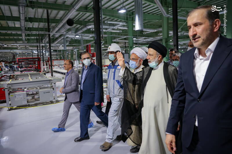 با هر امری که امور مردم را دچار وقفه کند، مبارزه میکنیم/ افتتاح بزرگترین خط تولید پنلهای خورشیدی کشور در خمین