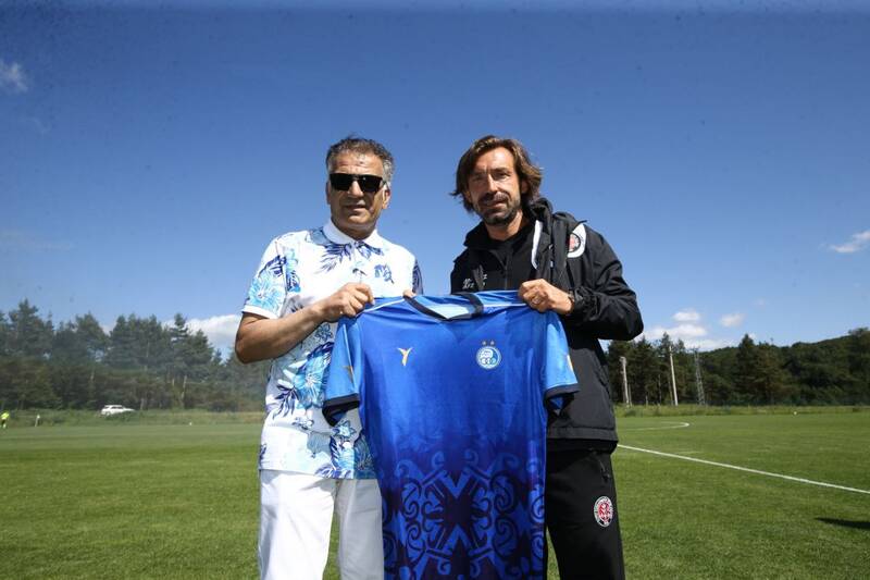 میهمان ویژه تمرین استقلال در ترکیه/ اهدای پیراهن آبی به پیرلو+عکس