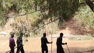 روایت عجیب از شگرد مردم محلی برای نجات مسافران از سیل استهبان/ با سنگ و چوب و چماق مردم را نجات دادند! سیل