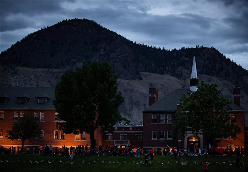 پاپ عذرخواهی کرد، ملکه انگلیس نه!