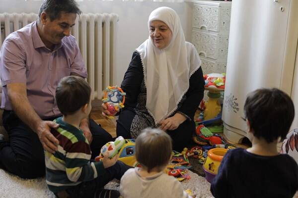 پوشش والدین در حضور بچه ها چگونه باشد؟