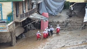 یک فروند بالگرد به مناطق سیلزده فیروز کوه اعزام شد وقوع سیلاب در روستاهای فیروزکوه/یک فروند بالگرد به مناطق اعزام شد