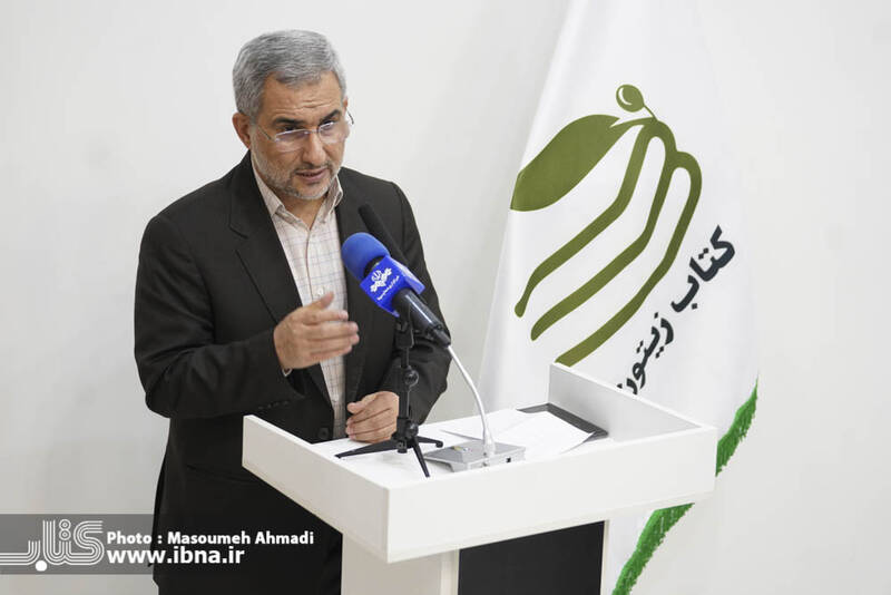 ابوترابی فرد: از مدرسه وحی و عترت فاصله معناداری داریم