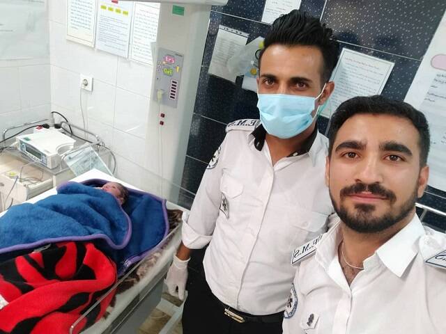 تولد نوزاد عجول در آمبولانس +عکس