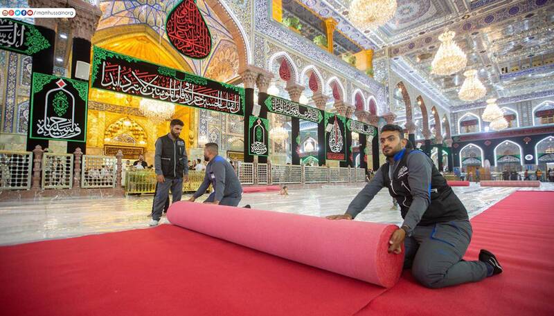 پهن شدن موکت قرمز در تمامی صحنهای حرم امام حسین
