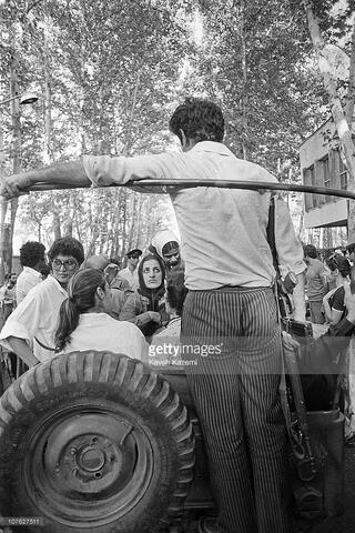 بهتر است مجلس یازدهم ساکت باشد! / عکسهای دستگیری معترضان حجاب قانونی در زمان امام