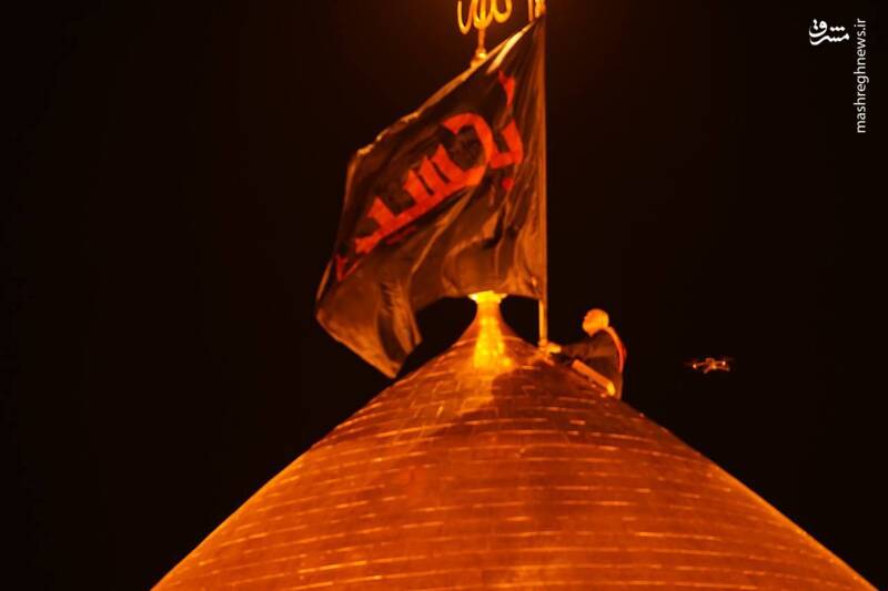 عکس/ برافراشتن پرچم مشکی حرم امام حسین (ع)