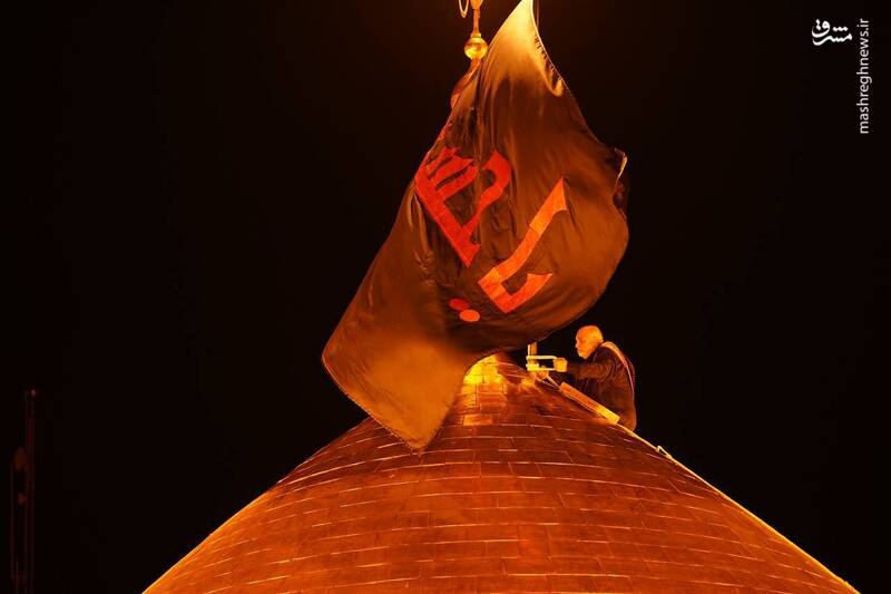 عکس/ برافراشتن پرچم مشکی حرم امام حسین (ع)