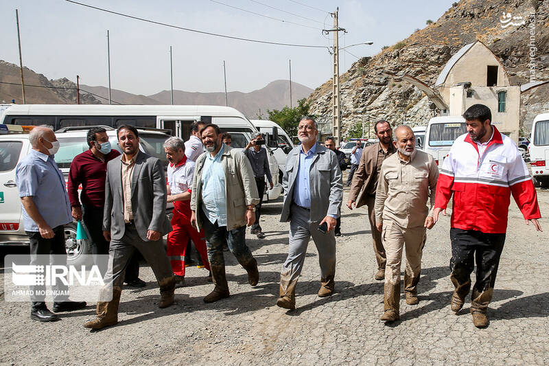 چرا جریان اشرافی و غربگرا با «لباس گِلی» مسئولین مشکل دارد!؟ /وحشت افراطیون اصلاح طلب از مقایسه عملکرد دولت و شهرداری تهران با کارنامه اصلاحات