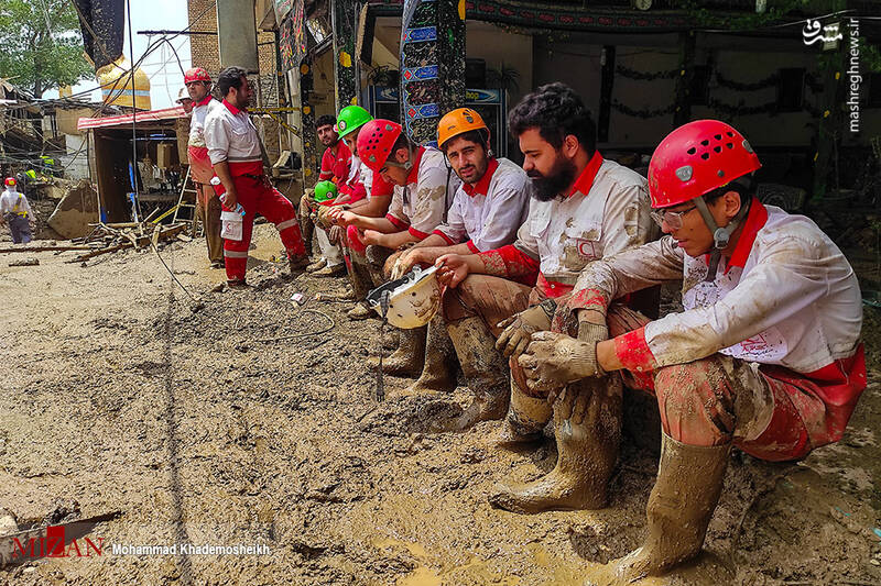 چرا جریان اشرافی و غربگرا با «لباس گِلی» مسئولین مشکل دارد!؟ /وحشت افراطیون اصلاح طلب از مقایسه عملکرد دولت و شهرداری تهران با کارنامه اصلاحات