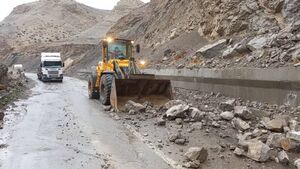 ریزش کوه در محور لردگان به خوزستان