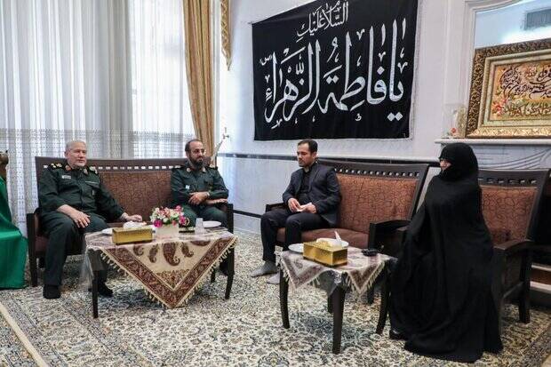 نیروهای مسلح خود را برای مقابله با جنگ ترکیبی دشمن آماده کنند