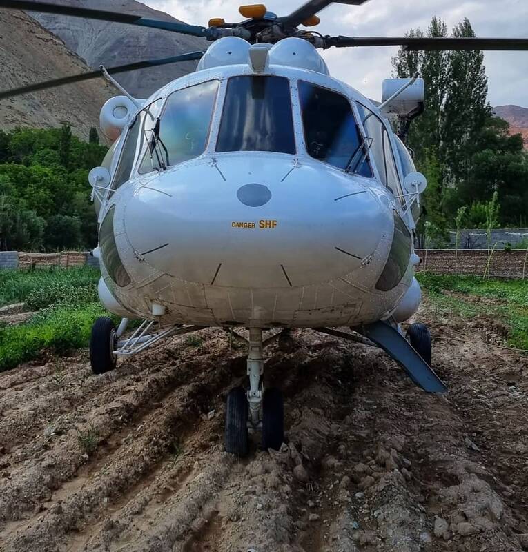 چرا بالگرد رئیس جمهور در باغ گردو فرود آمد؟/عکس های این جهادگر داوطلب ضد شایعه است +تصاویر