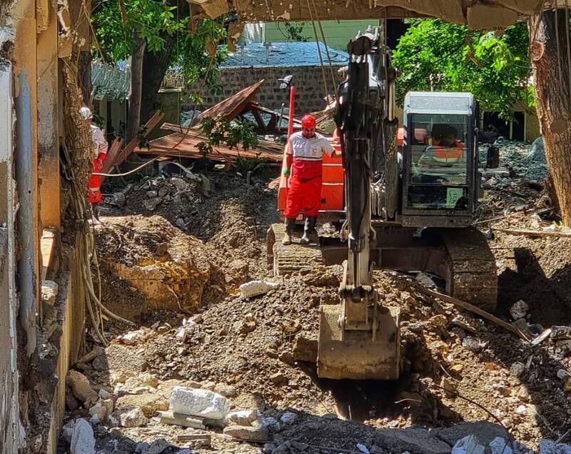 چرا بالگرد رئیس جمهور در باغ گردو فرود آمد؟/عکس های این جهادگر داوطلب ضد شایعه است +تصاویر