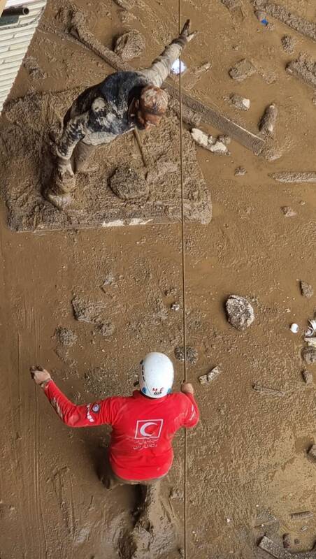 چرا بالگرد رئیس جمهور در باغ گردو فرود آمد؟/عکس های این جهادگر داوطلب ضد شایعه است +تصاویر