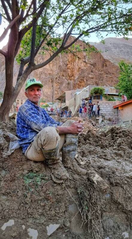 چرا بالگرد رئیس جمهور در باغ گردو فرود آمد؟/عکس های این جهادگر داوطلب ضد شایعه است +تصاویر