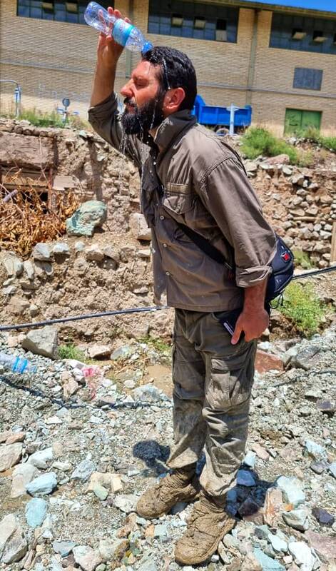 چرا بالگرد رئیس جمهور در باغ گردو فرود آمد؟/عکس های این جهادگر داوطلب ضد شایعه است +تصاویر