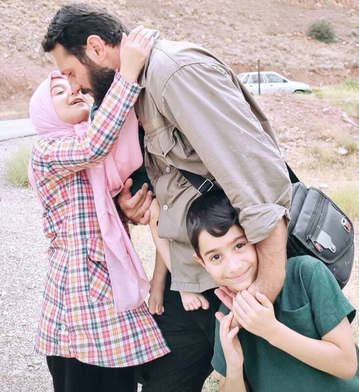 چرا بالگرد رئیس جمهور در باغ گردو فرود آمد؟/عکس های این جهادگر داوطلب ضد شایعه است +تصاویر