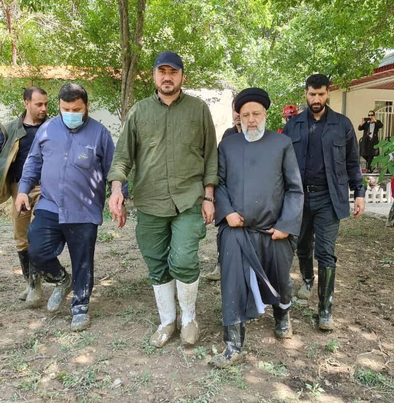 چرا بالگرد رئیس جمهور در باغ گردو فرود آمد؟/عکس های این جهادگر داوطلب ضد شایعه است +تصاویر