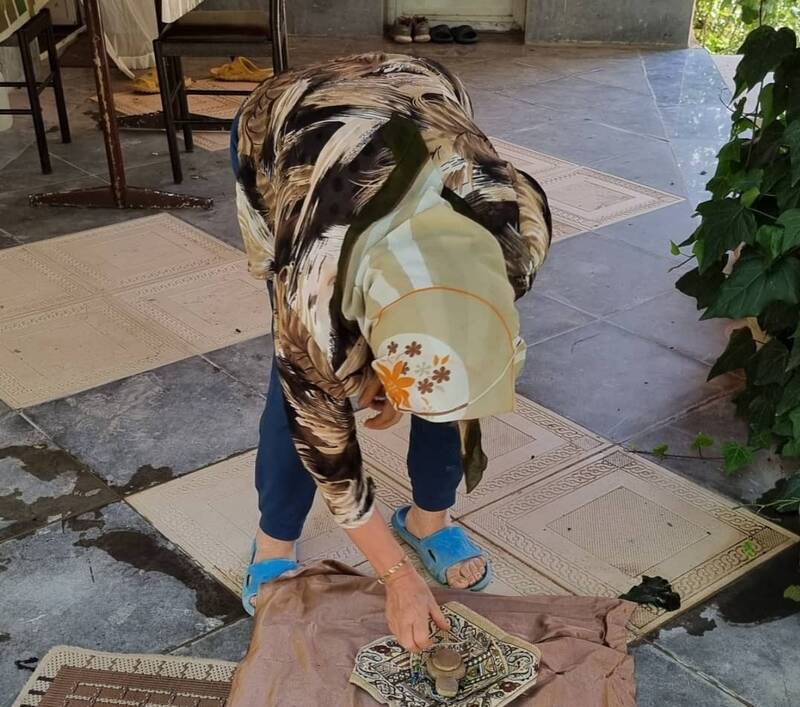 چرا بالگرد رئیس جمهور در باغ گردو فرود آمد؟/عکس های این جهادگر داوطلب ضد شایعه است +تصاویر