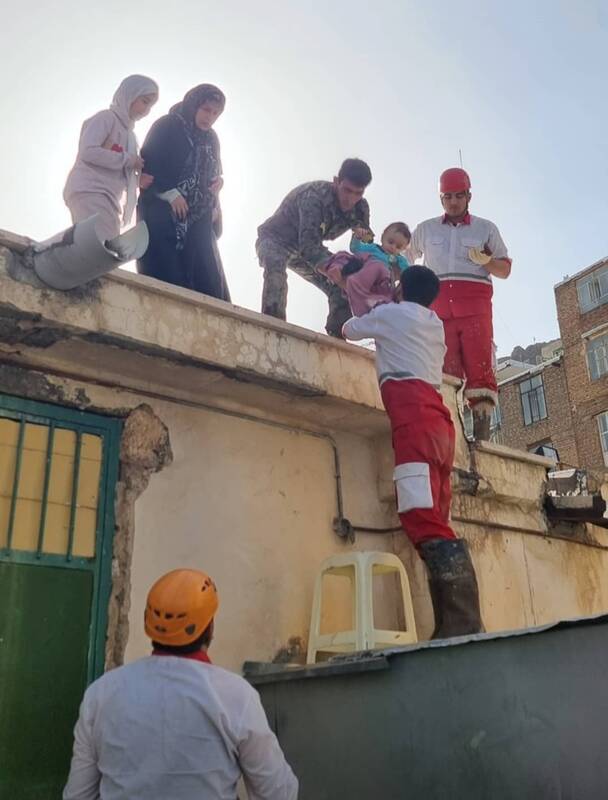 چرا بالگرد رئیس جمهور در باغ گردو فرود آمد؟/عکس های این جهادگر داوطلب ضد شایعه است +تصاویر