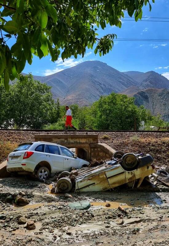 چرا بالگرد رئیس جمهور در باغ گردو فرود آمد؟/عکس های این جهادگر داوطلب ضد شایعه است +تصاویر