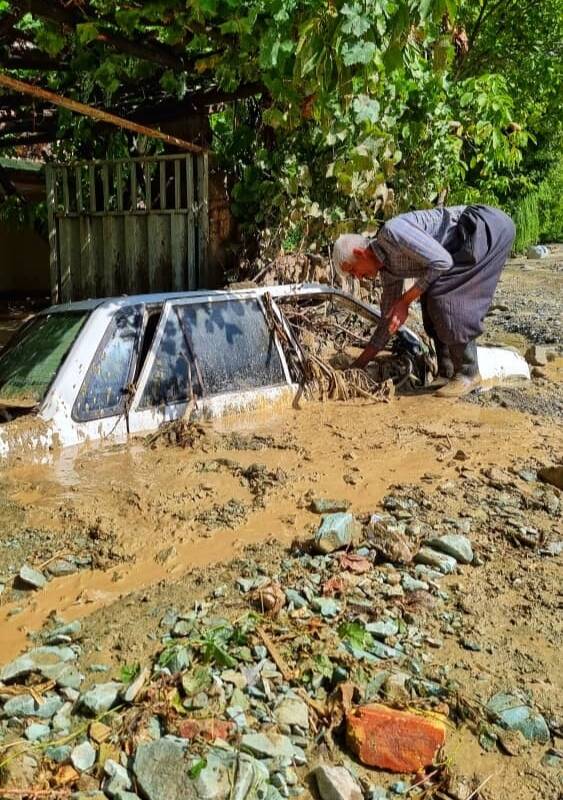 چرا بالگرد رئیس جمهور در باغ گردو فرود آمد؟/عکس های این جهادگر داوطلب ضد شایعه است +تصاویر