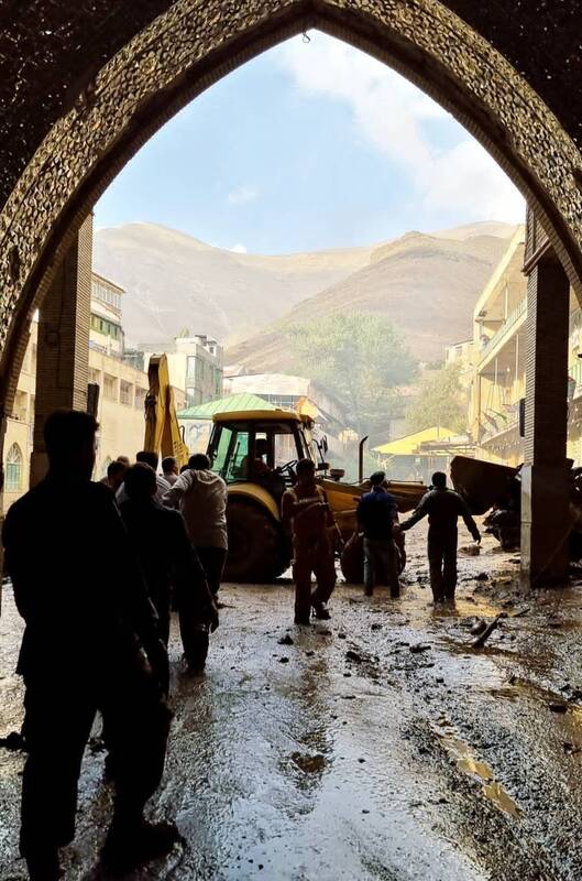 چرا بالگرد رئیس جمهور در باغ گردو فرود آمد؟/عکس های این جهادگر داوطلب ضد شایعه است +تصاویر