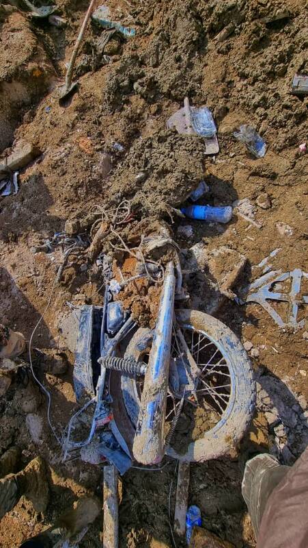 چرا بالگرد رئیس جمهور در باغ گردو فرود آمد؟/عکس های این جهادگر داوطلب ضد شایعه است +تصاویر