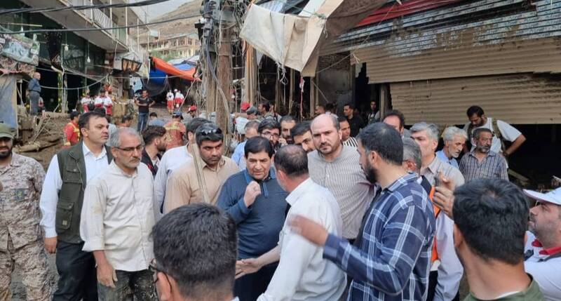 چرا بالگرد رئیس جمهور در باغ گردو فرود آمد؟/عکس های این جهادگر داوطلب ضد شایعه است +تصاویر