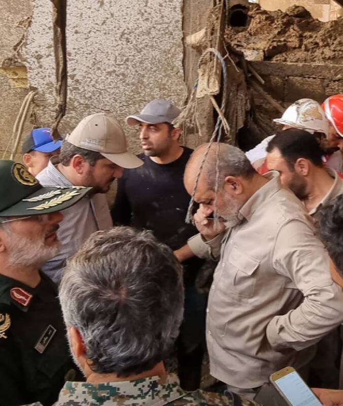 چرا بالگرد رئیس جمهور در باغ گردو فرود آمد؟/عکس های این جهادگر داوطلب ضد شایعه است +تصاویر