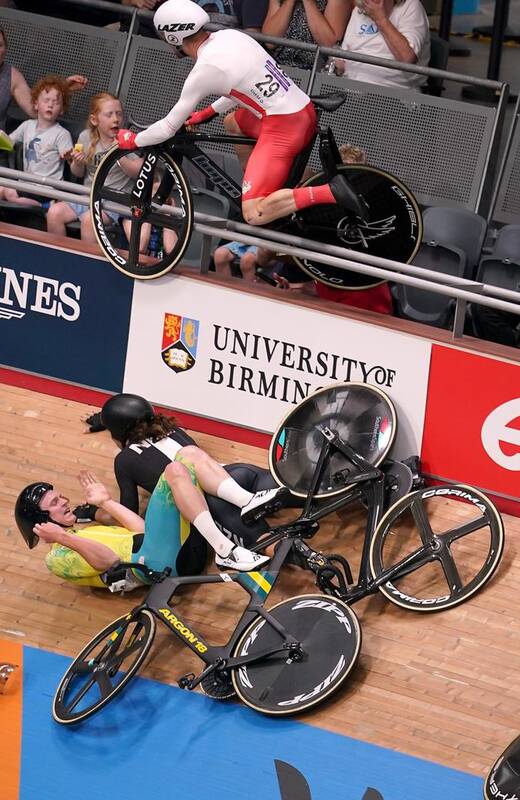 تصادف وحشتناک دوچرخهسوار با تماشاگران +عکس