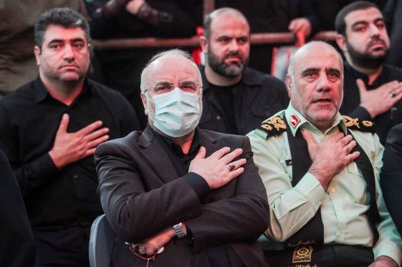 حضور محمدباقر قالیباف در مراسم وداع با پیکر شهدای مدافع حرم در میدان امام حسین(ع) تهران+عکس