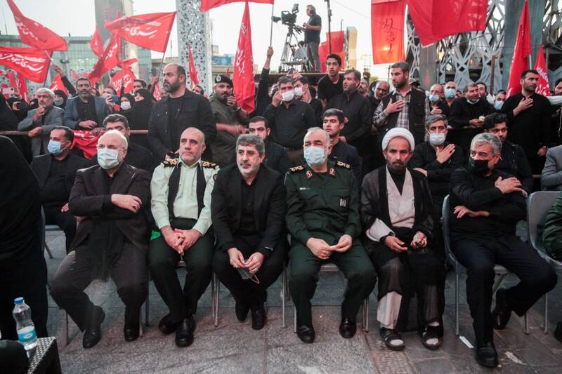 حضور محمدباقر قالیباف در مراسم وداع با پیکر شهدای مدافع حرم در میدان امام حسین(ع) تهران+عکس