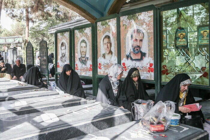 سرخی خون شهادت رخت سیاه به تن کرد