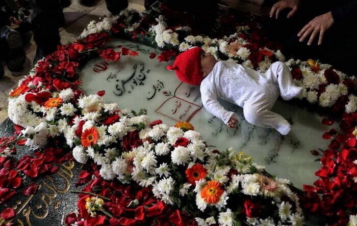 سرخی خون شهادت رخت سیاه به تن کرد