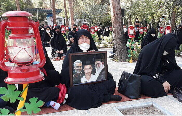 سرخی خون شهادت رخت سیاه به تن کرد