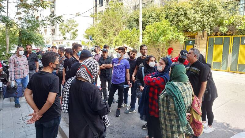 تجمع هواداران پرسپولیس و شعار علیه درویش/جدال لفظی با پیشکسوت سرخها + عکس