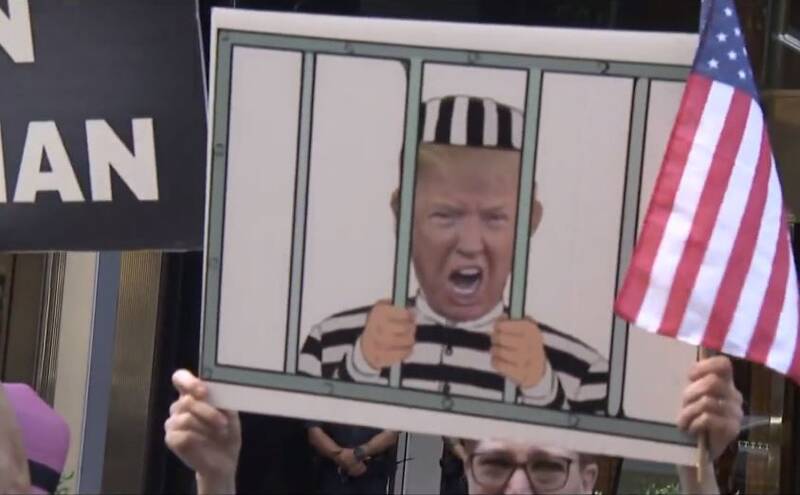 واکنشهای تند جمهوریخواهان علیه هجوم به عمارت ترامپ: افبیای منحل شود!